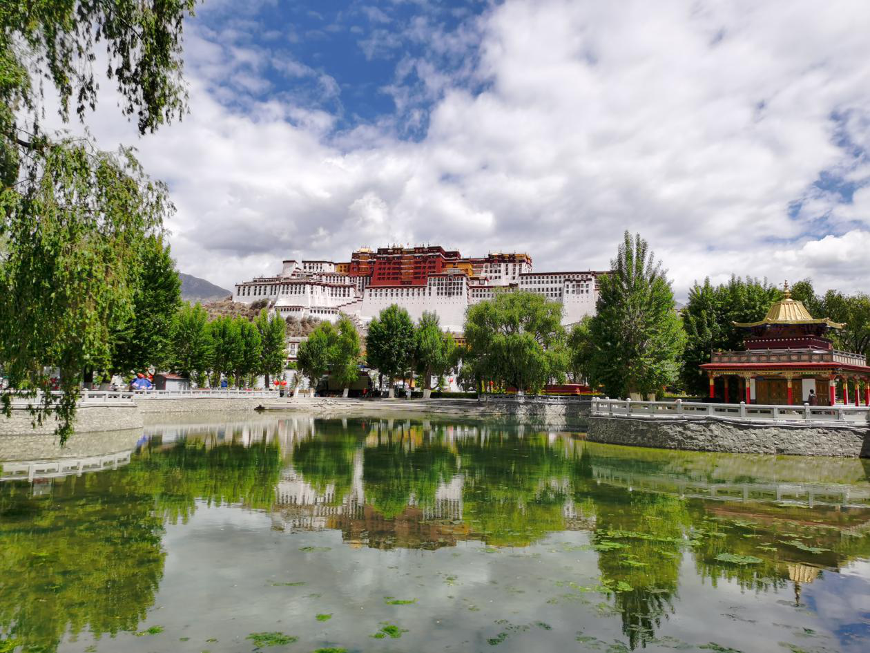 【携程攻略】拉萨布达拉宫广场景点,布达拉宫广场位于西藏拉萨市布达拉宫正对面，是世界海拔最高的城市广…
